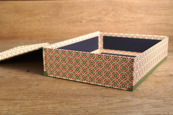 Handgefertigte Schachtel mit aufgeklapptem Deckel, Innenverkleidung schwarz